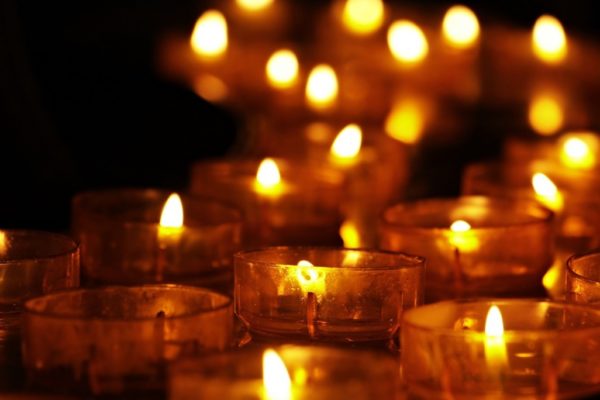 tea-lights-3612508_1280-600x400  